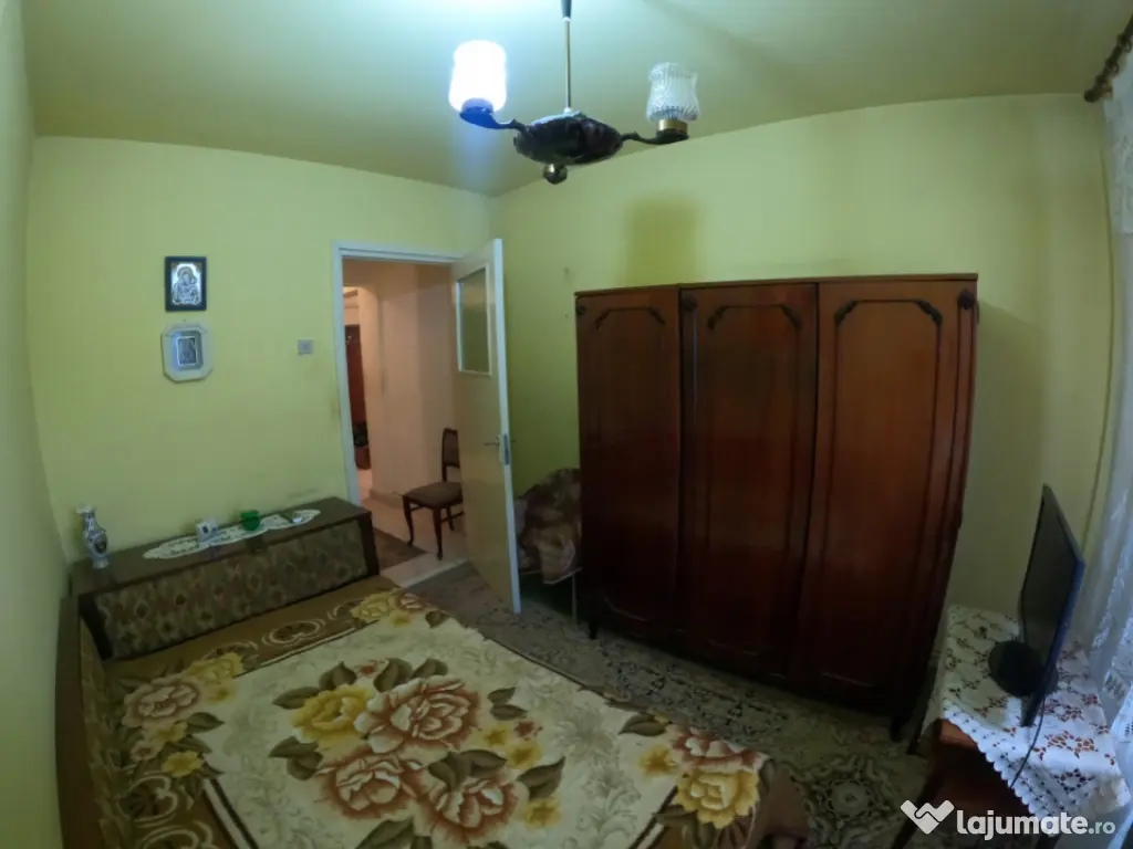 Apartament cu 3 camere la etajul 3/4 decomandat izolat termi