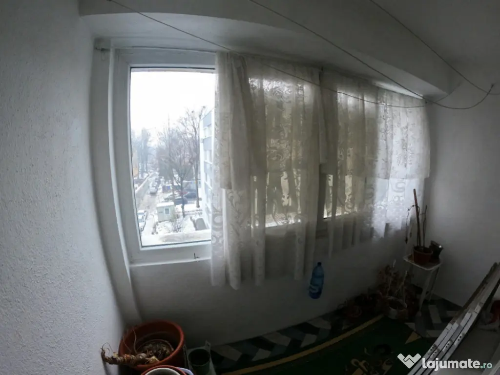 Apartament cu 3 camere la etajul 3/4 decomandat izolat termi