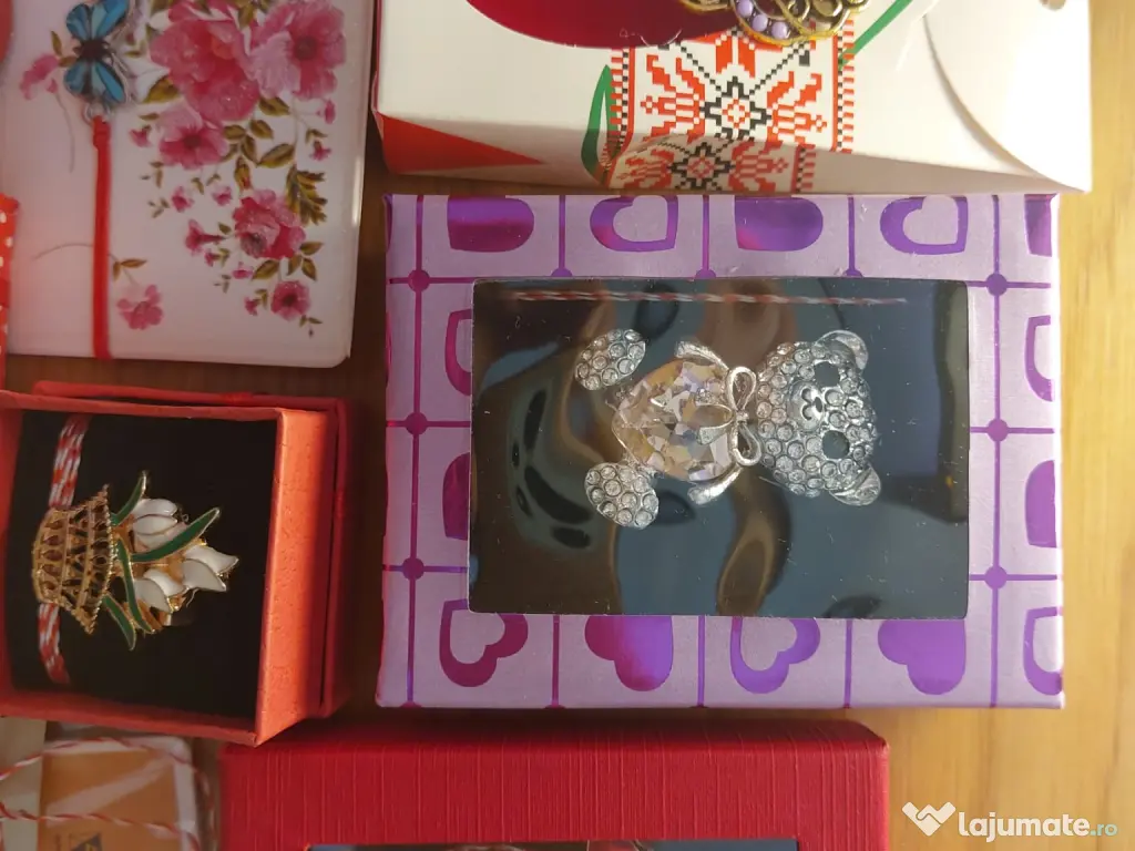 32 Martisoare diverse