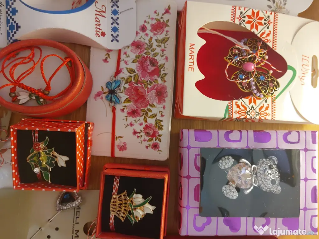 32 Martisoare diverse