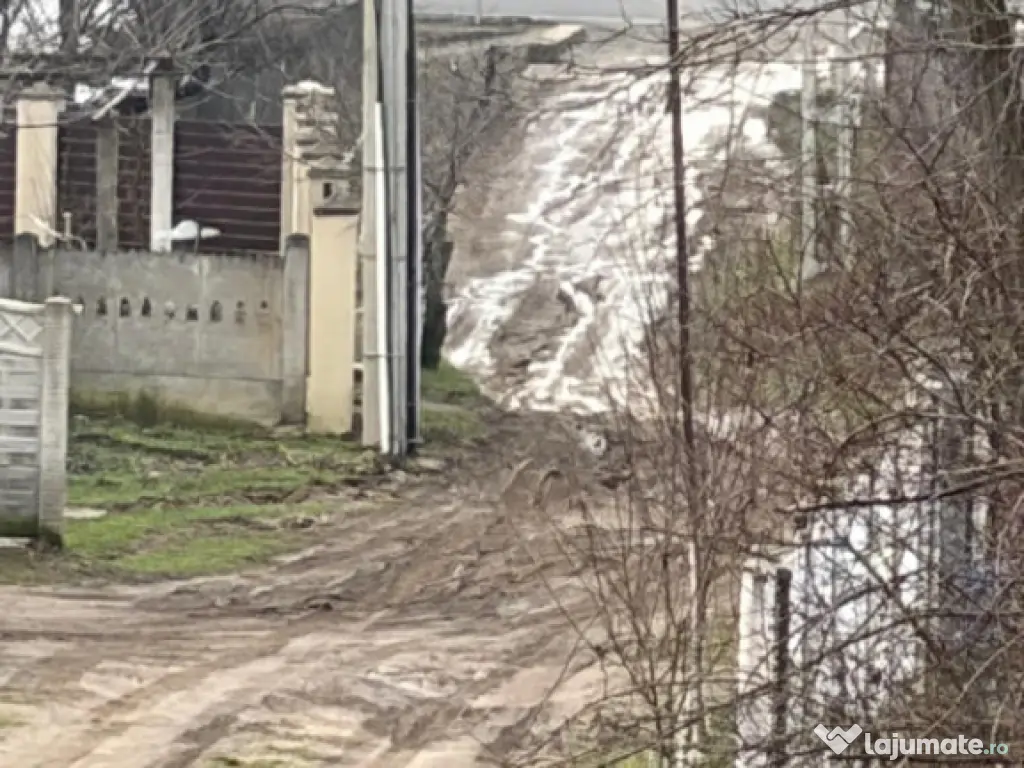 Teren de 9000mp, la intrarea in Filiasi ,la 300m de str. Rac