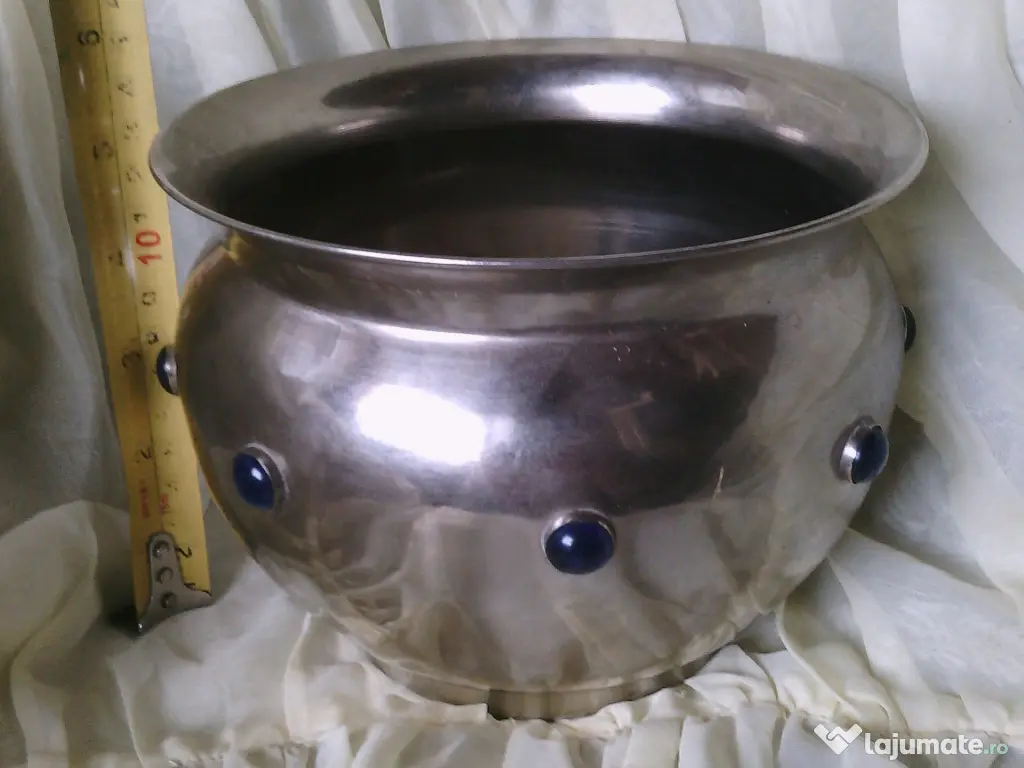 Vas rar vechi cu pietre aplicate 