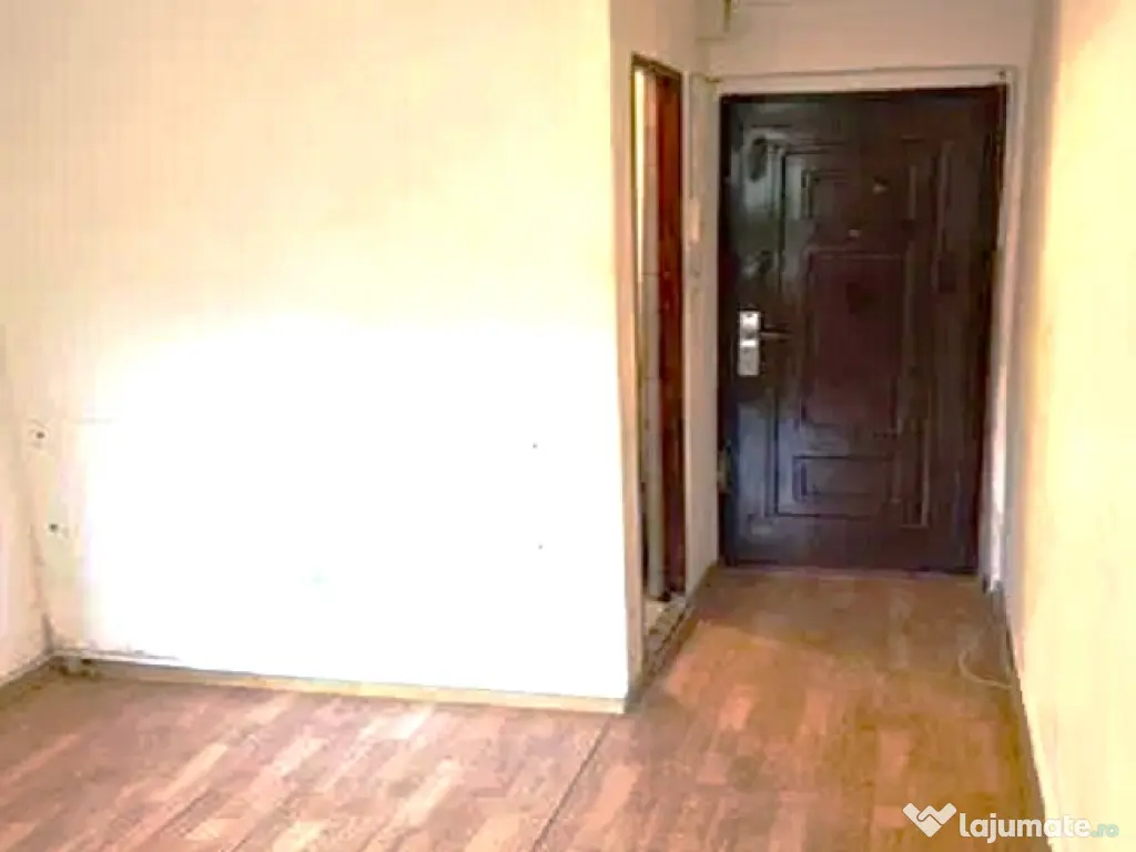 Vand garsoniera strada Patria, zona Boul rosu / Teba, Arad