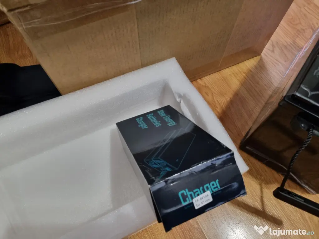 Baterie LiFePo4 12V, 350 Ah, BMS integrat și încărcător 