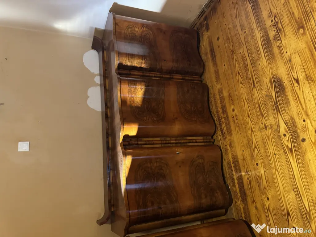 Mobilă living din furnir de nuc 