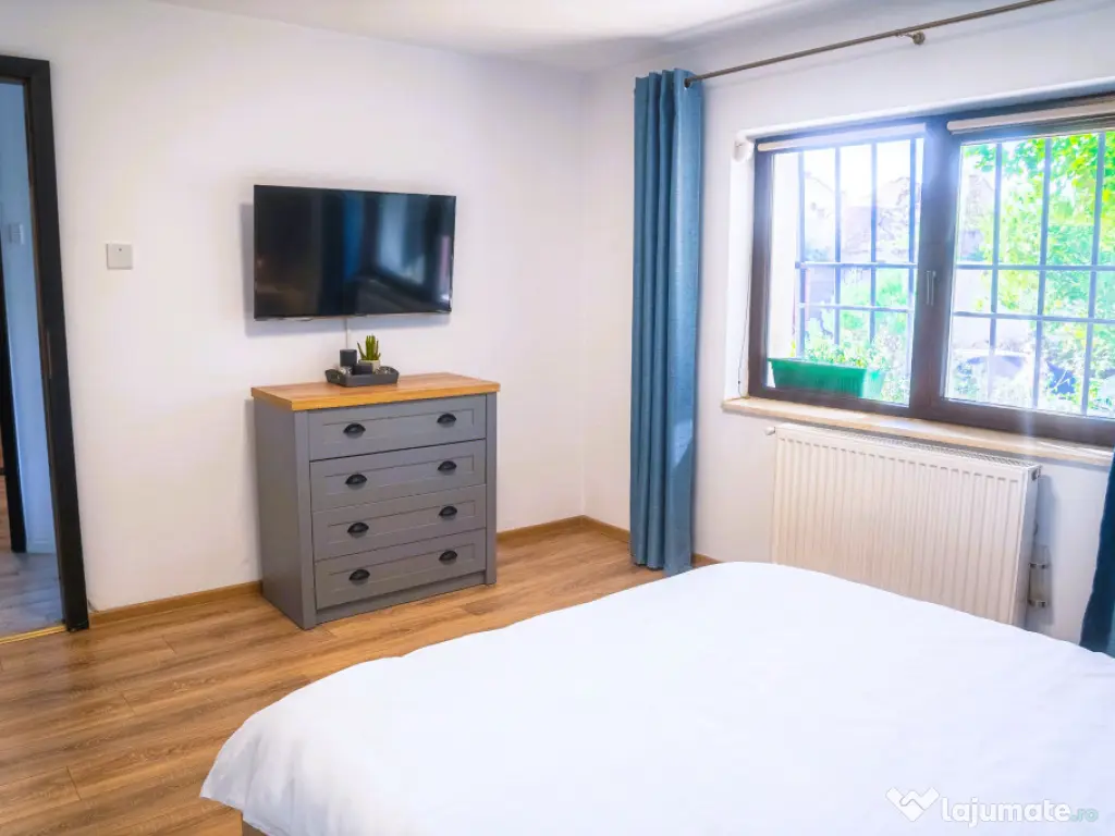 Apartament 4 camere-parter+demisol+garaj lângă Complex Studențesc