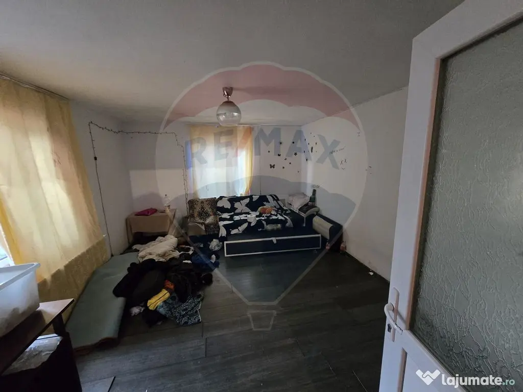 Casă / Vilă cu 4 camere de vânzare în zona Periferie 