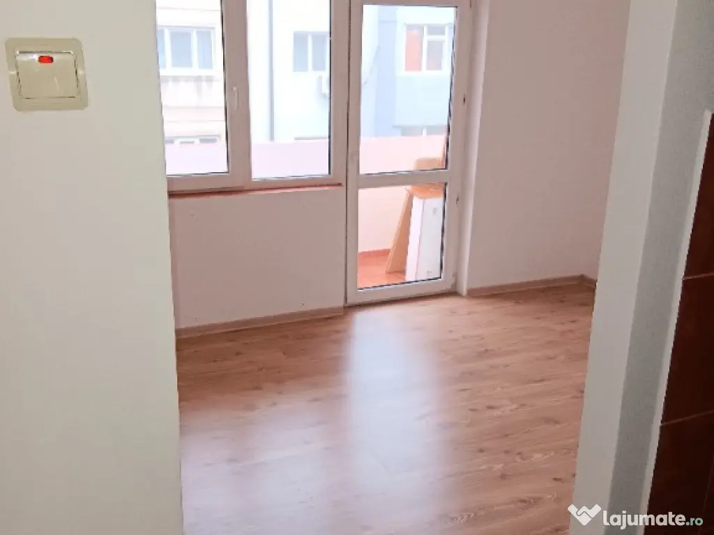 Apartament cu 3 camere, decomandat, Splai Mihai Viteazul