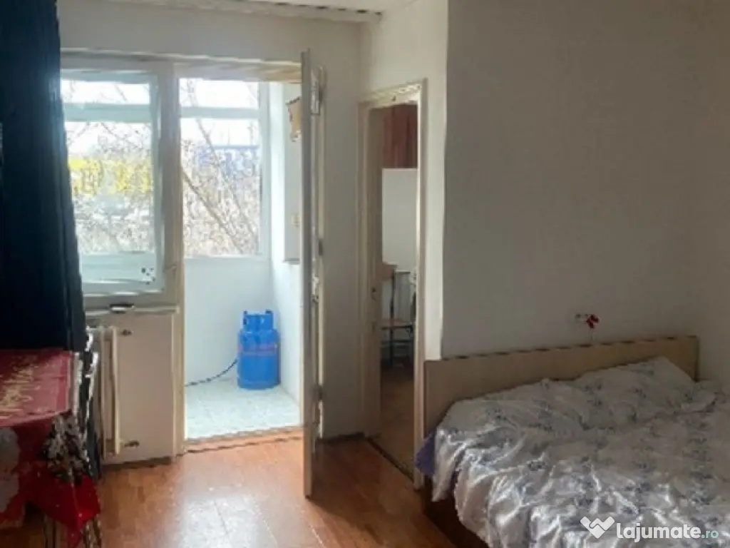 Garsoniera decomandata cu balcon zona Billa 