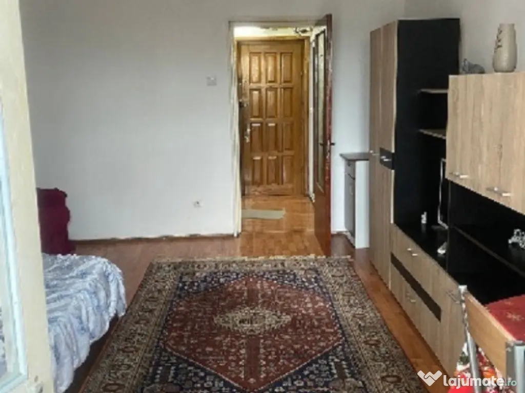 Garsoniera decomandata cu balcon zona Billa 