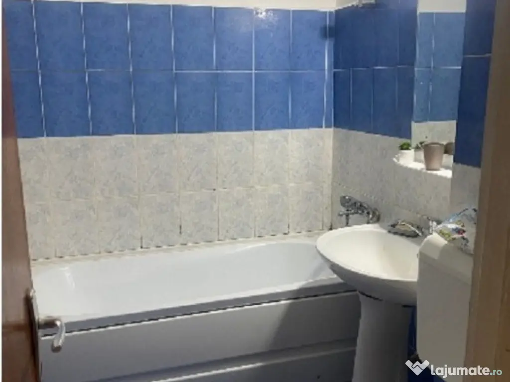 Garsoniera decomandata cu balcon zona Billa 