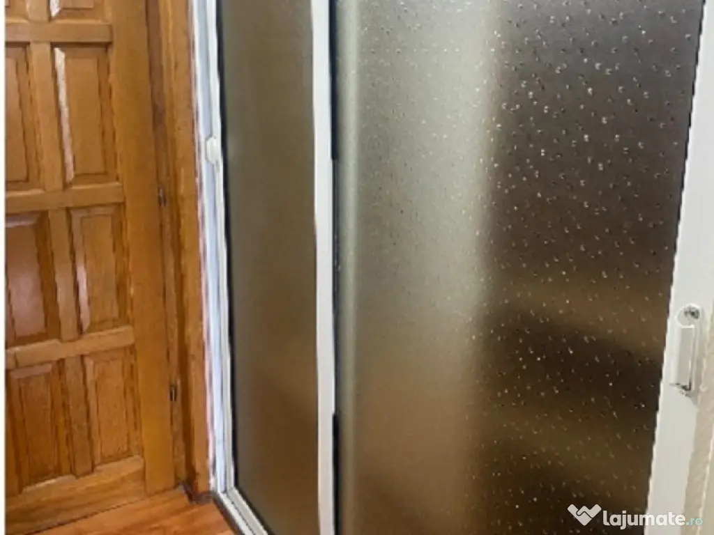 Garsoniera decomandata cu balcon zona Billa 