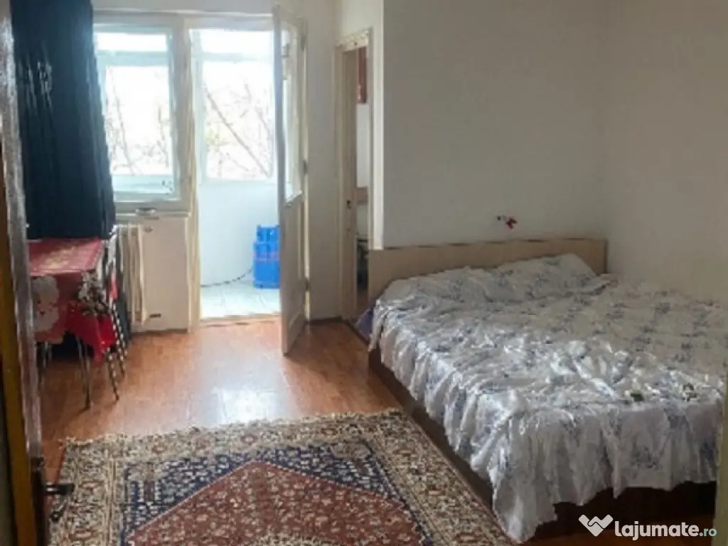 Garsoniera decomandata cu balcon zona Billa 