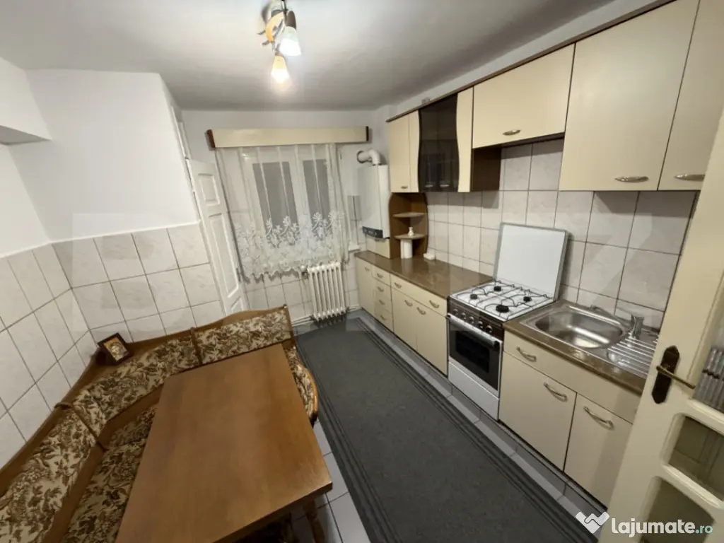 Apartament 3 camere decomandat, 70 mp, zona Cetate 