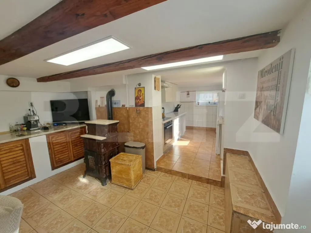 Casă săsească renovată integral, 2200 mp teren, ideală