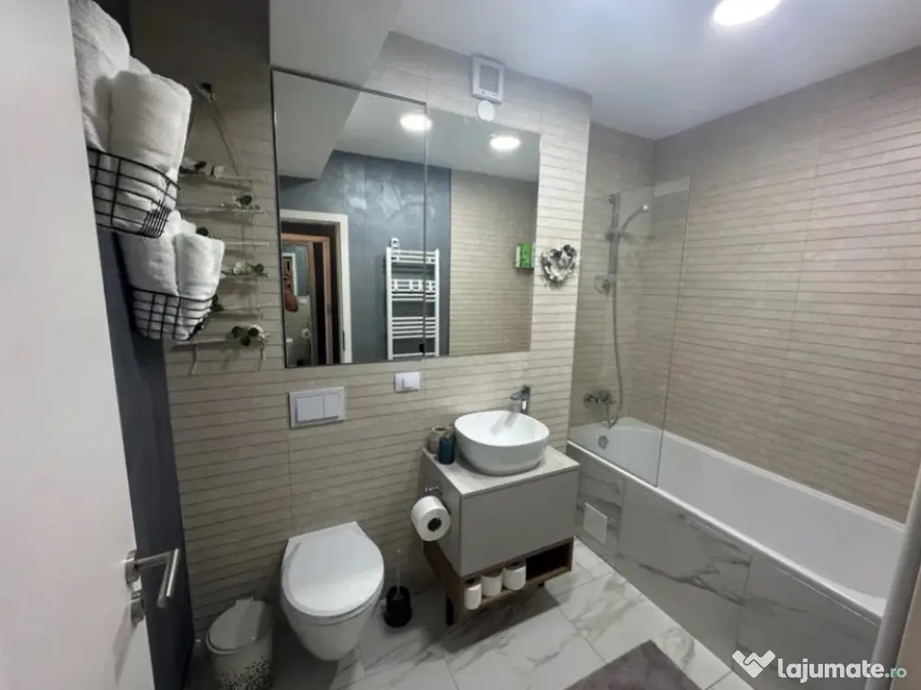 Apartament 2 camere, decomandat - zona Tractorul 