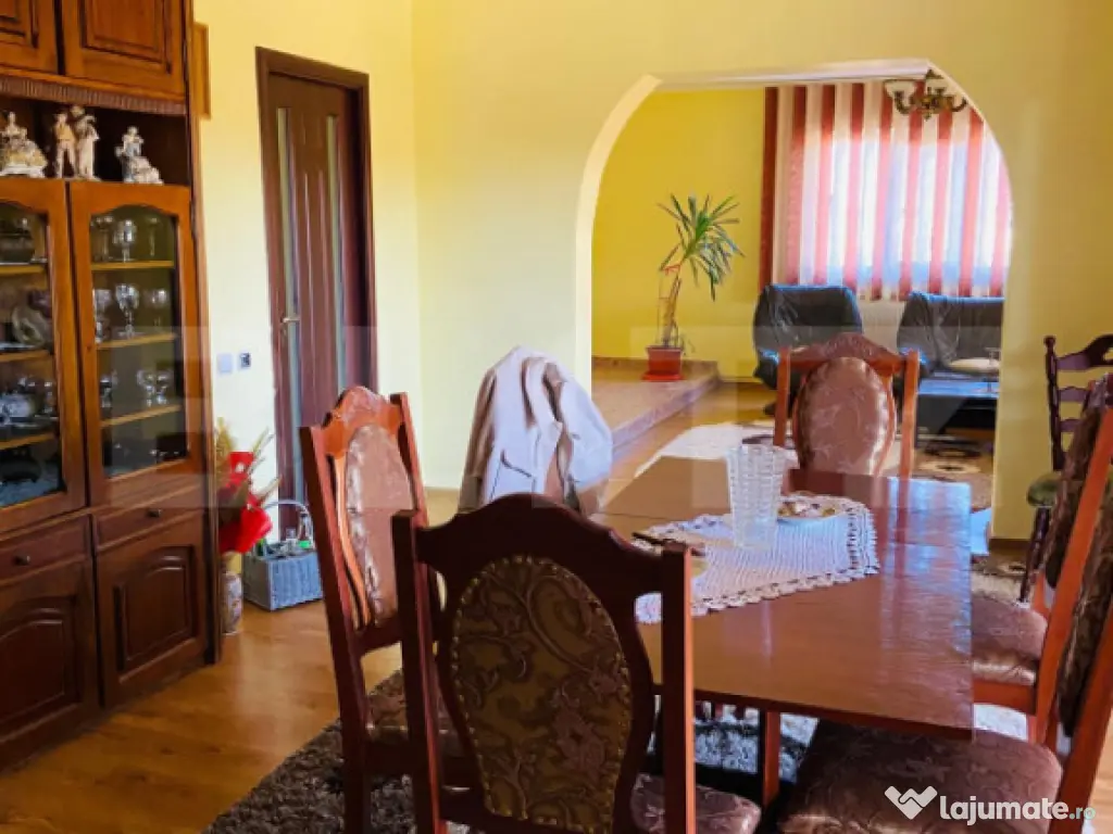 Vila Mitocu Dragomirnei, 286 mp utili, 6 camere, 25 ari tere 