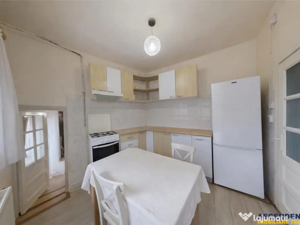 Casuta singura in curte, in Cetatea Medievala a Brasovului 