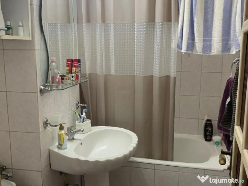 Apartament 4 camere de vanzare, zona Lama 