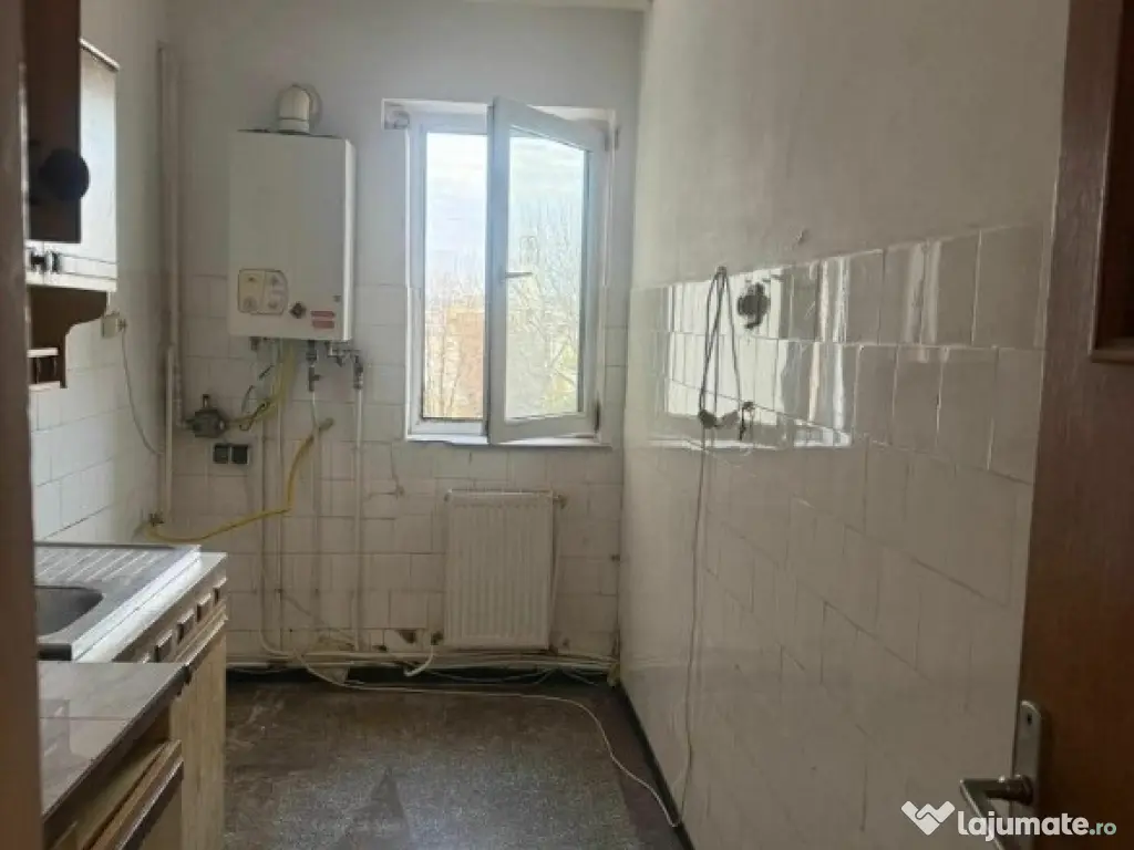 Apartament cu 3 Camere Semidecomandate Zona Ultracentral