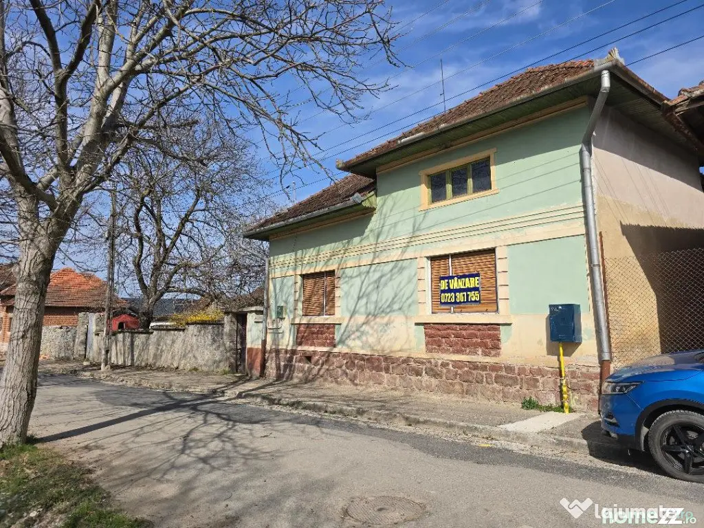 Casa Pietroasa -Bihor central,sosea , gaz, 2500 teren, dublu front 
