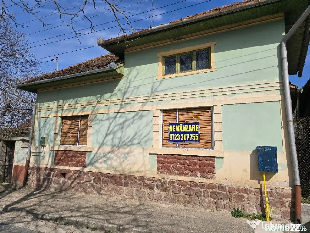 Casa Pietroasa -Bihor central,sosea , gaz, 2500 teren, dublu front 