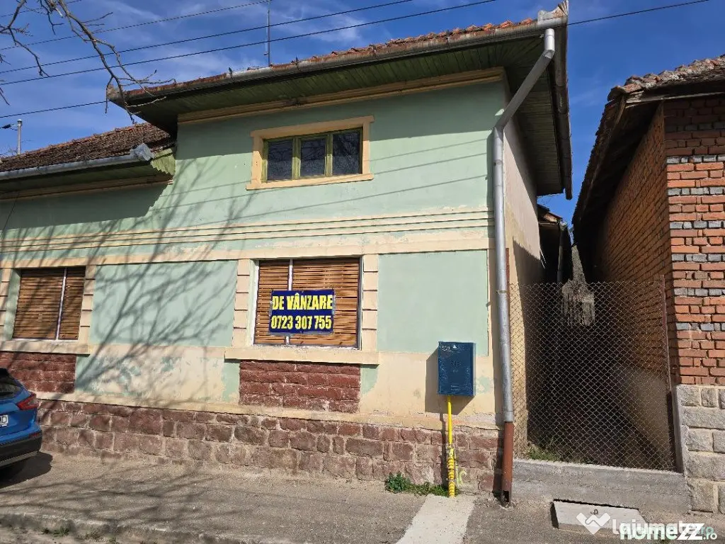 Casa Pietroasa -Bihor central,sosea , gaz, 2500 teren, dublu front 