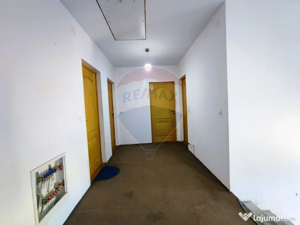 Casă / Vilă cu 5 camere de vânzare 