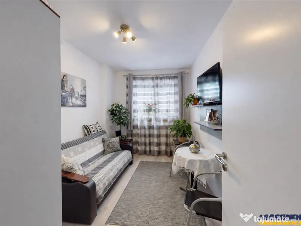 Pe 2 niveluri, Penthouse modern la bulevard, parcare si boxa 