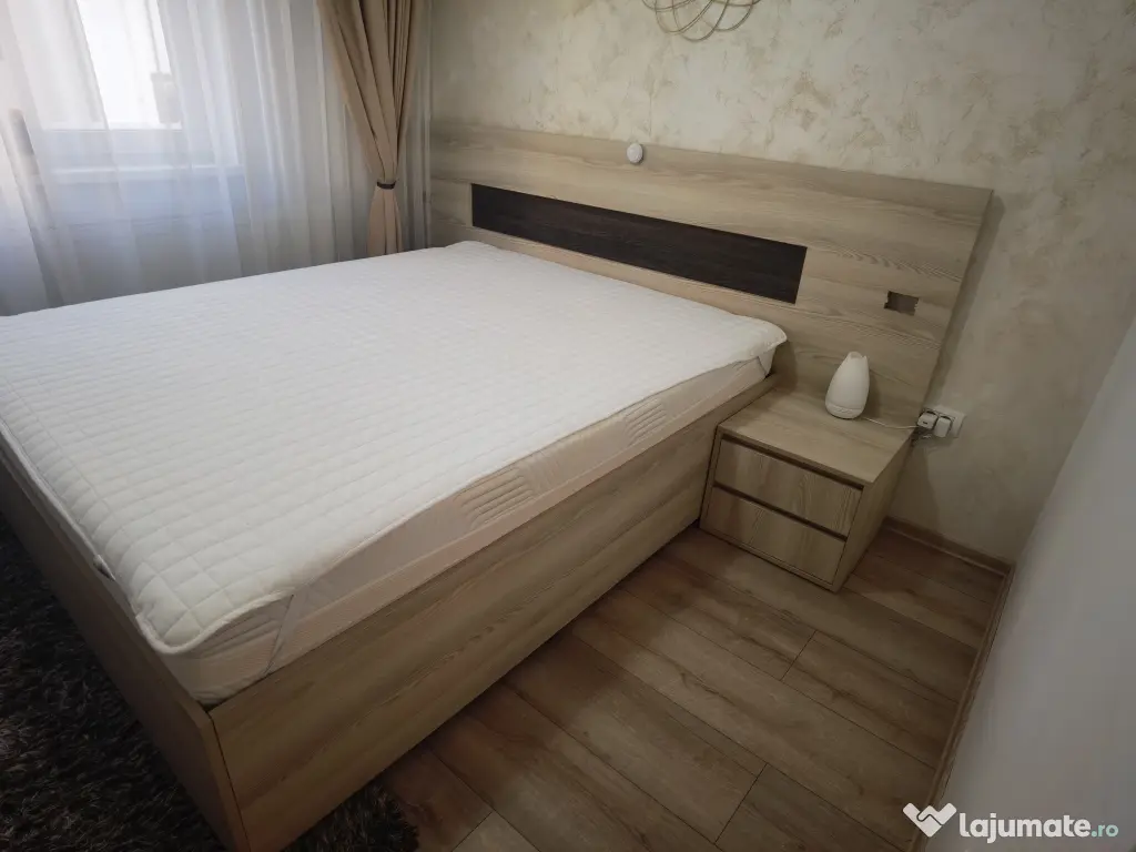 Vând pat dublu 200/160 împreună cu 2 noptiere și somiera