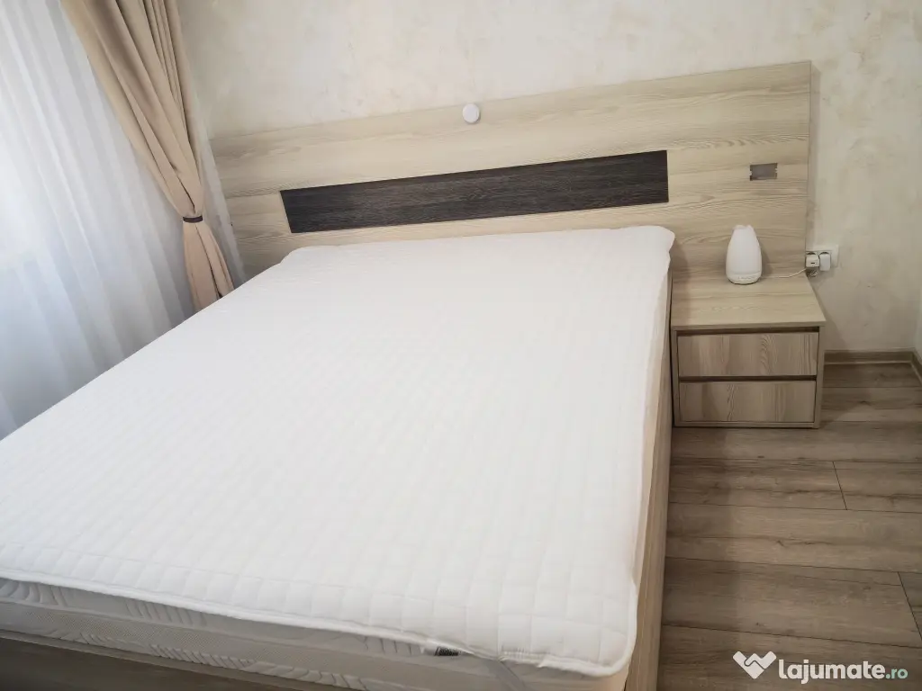Vând pat dublu 200/160 împreună cu 2 noptiere și somiera 