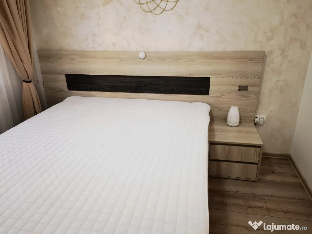 Vând pat dublu 200/160 împreună cu 2 noptiere și somiera 