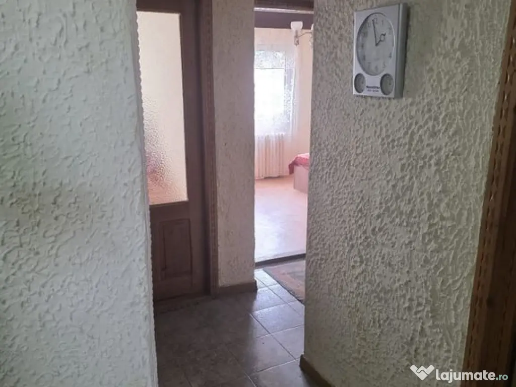 De închiriat apartament 4 camere DC 