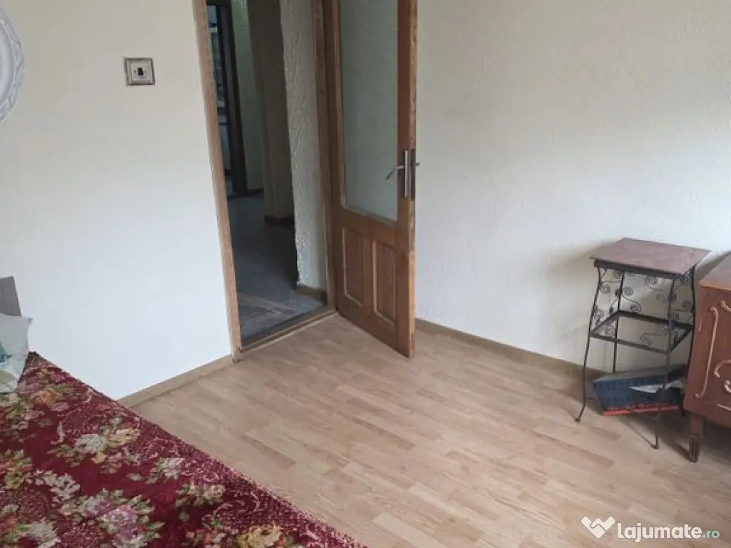 De închiriat apartament 4 camere DC 