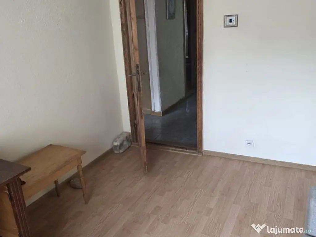 De închiriat apartament 4 camere DC 
