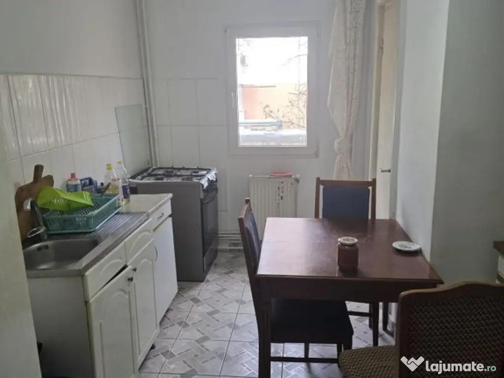 De închiriat apartament 4 camere DC 