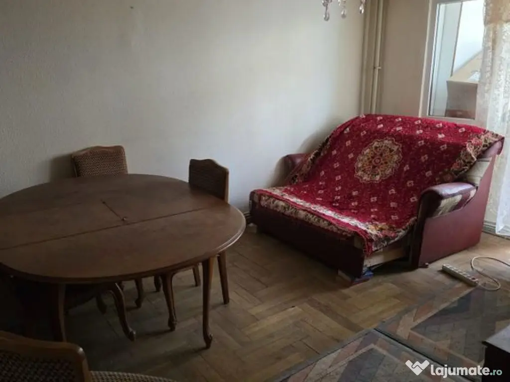 De închiriat apartament 4 camere DC 