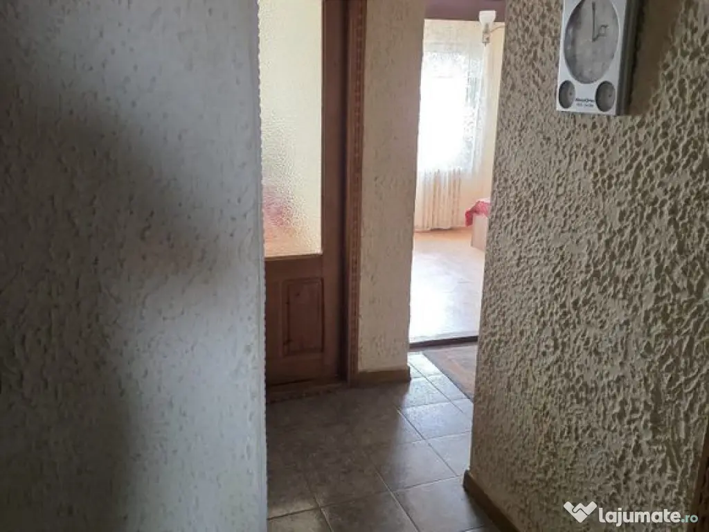 De închiriat apartament 4 camere DC 