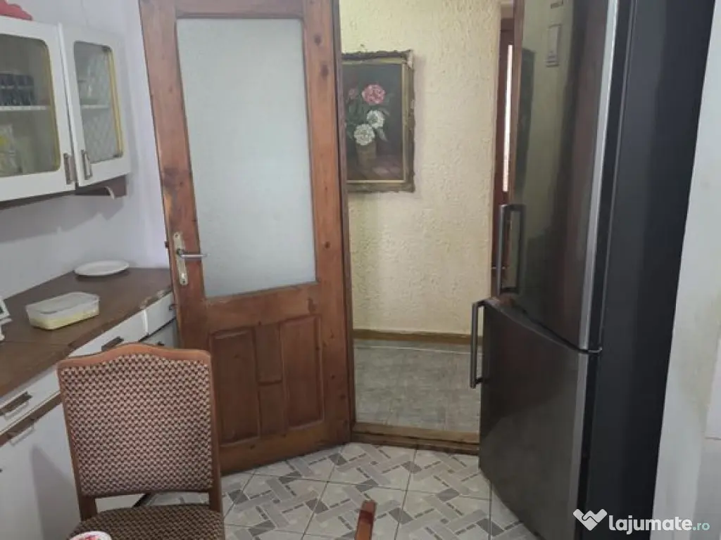 De închiriat apartament 4 camere DC 