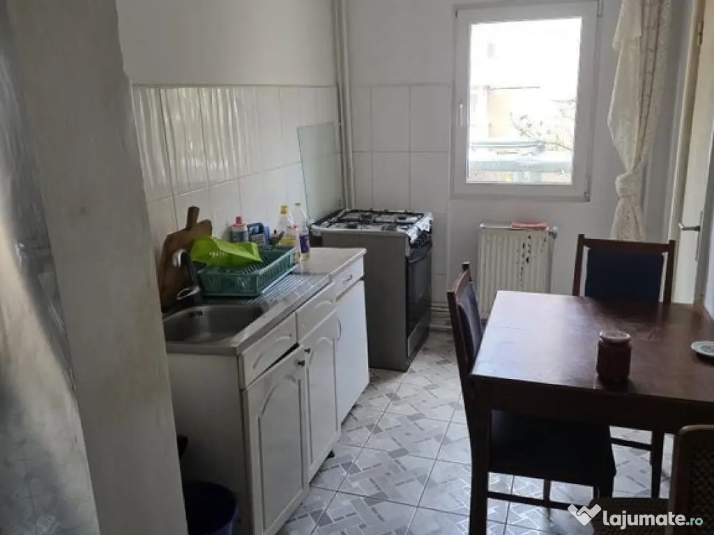 De închiriat apartament 4 camere DC 