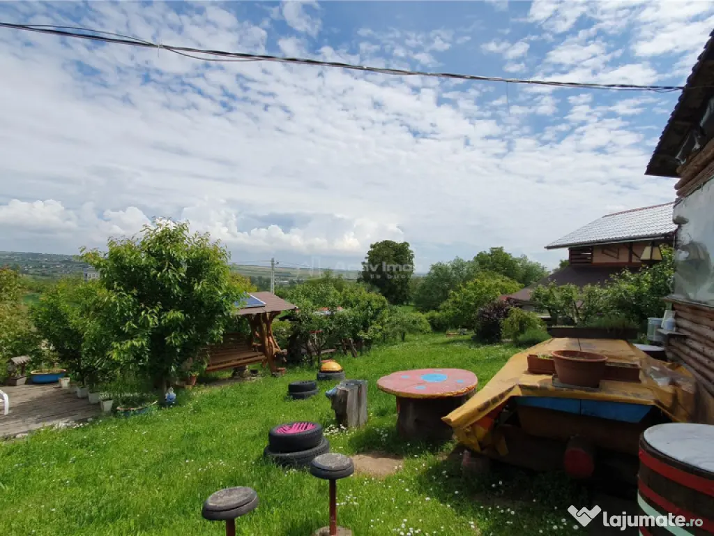 Teren intravilan - 2400 mp - 3 cabane din lemn modulare - Li 