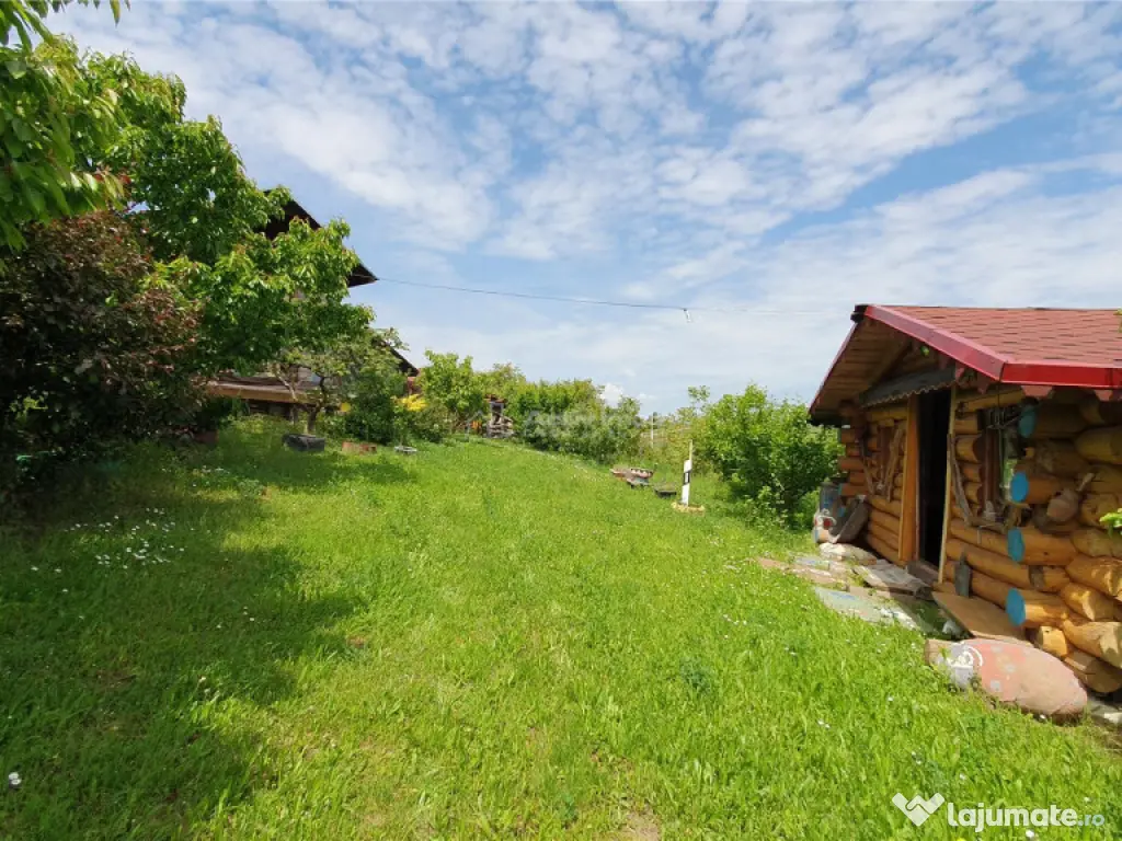 Teren intravilan - 2400 mp - 3 cabane din lemn modulare - Li 