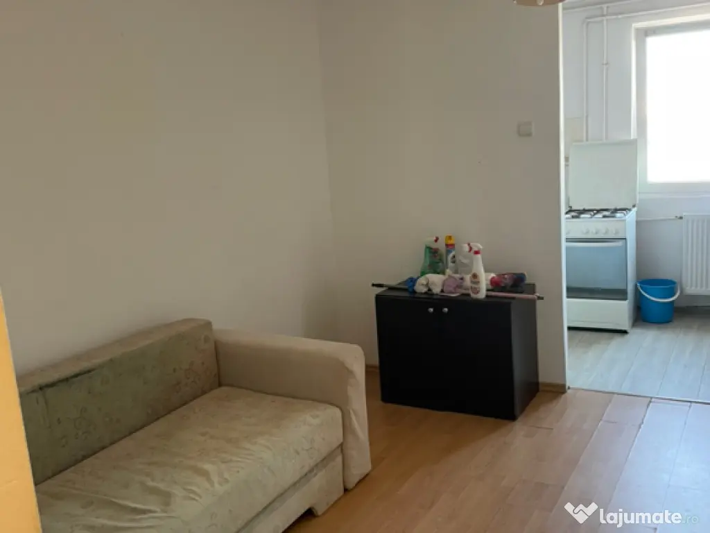 Ofer spre inchiriere garsoniera