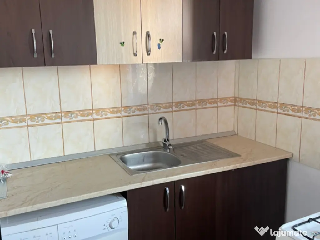 Ofer spre inchiriere garsoniera