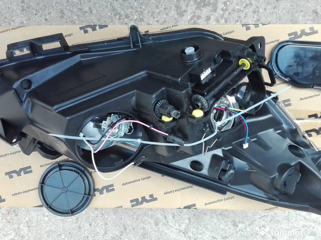 Far Opel Corsa D stanga NOU 