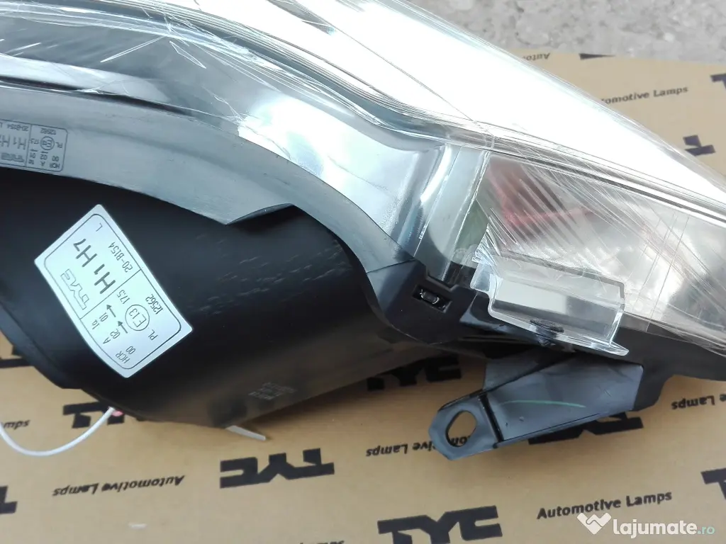 Far Opel Corsa D stanga NOU 