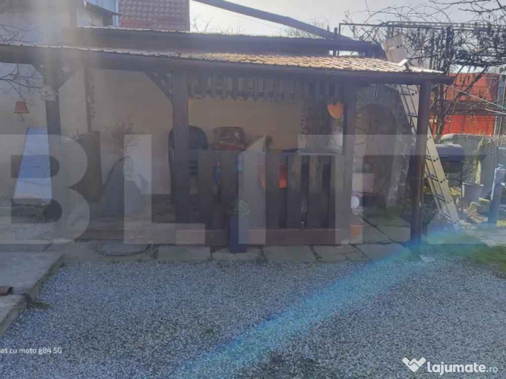 Casă cochetă 3 camere ,90 mp ,300 mp teren.Zonă liniști 