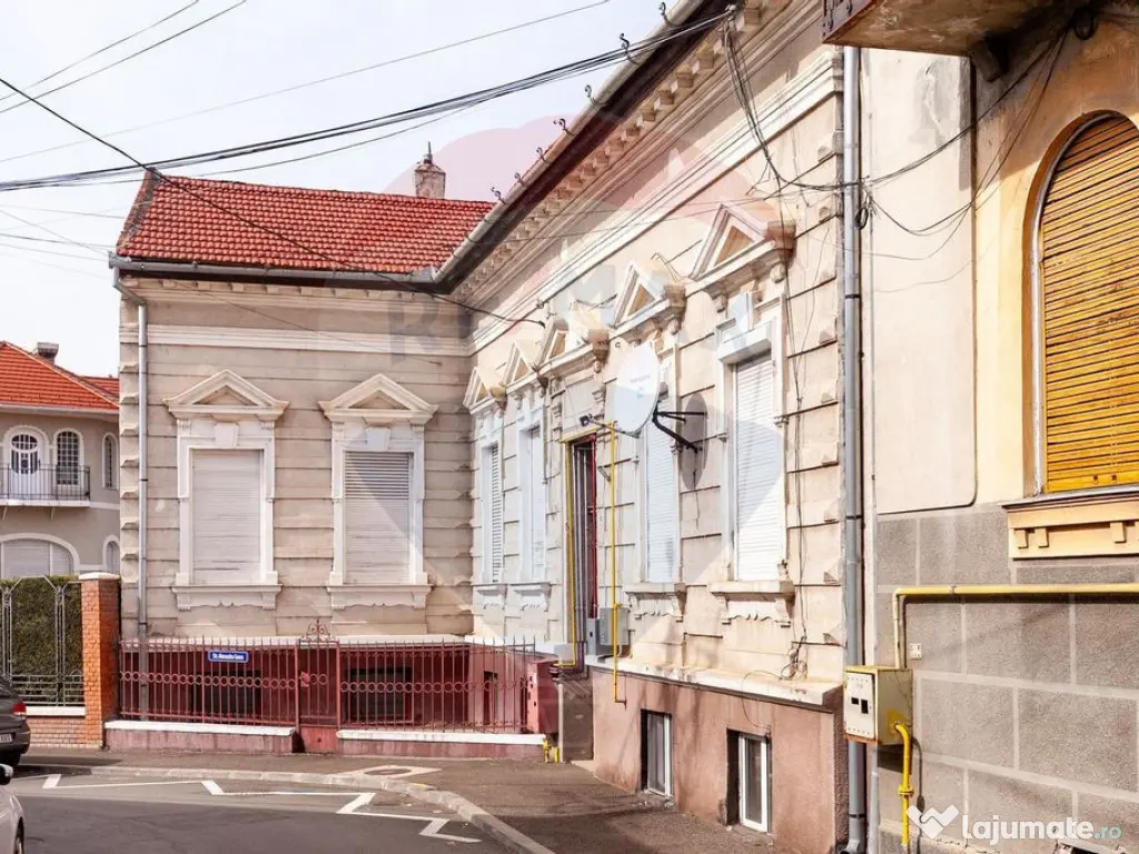 Apartament cu 4 camere 221 mp utili la curte Piata Catedr... 