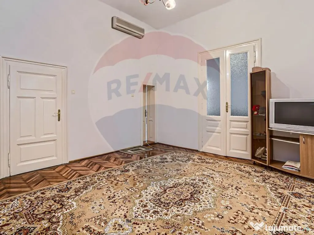 Apartament cu 4 camere 221 mp utili la curte Piata Catedr... 