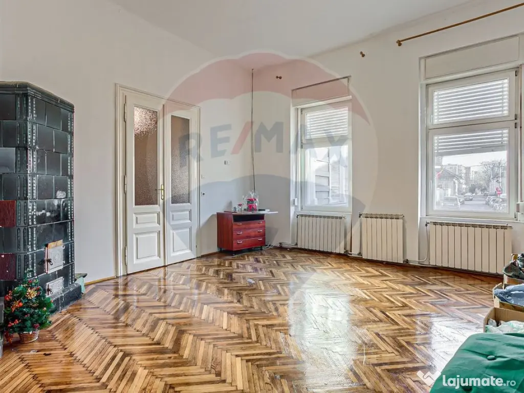 Apartament cu 4 camere 221 mp utili la curte Piata Catedr... 